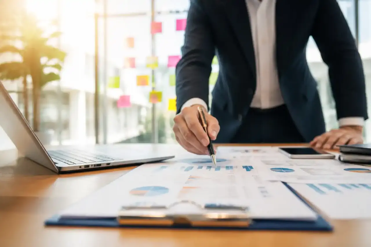 Analyse de données et graphiques financiers représentant le coût par acquisition